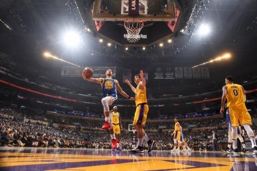 슛을 시도하는 스테픈 커리
[사진=NBA]