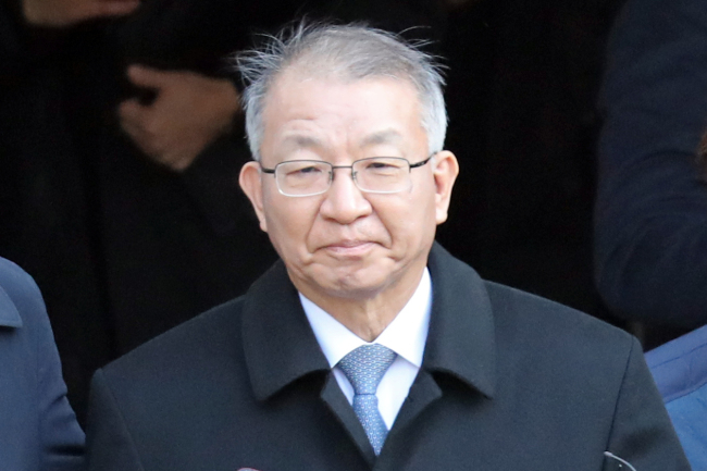 Former Supreme Court chief Yang Seung-tae exits the Seoul Central Disctrict Court on Jan. 23. Yonhap