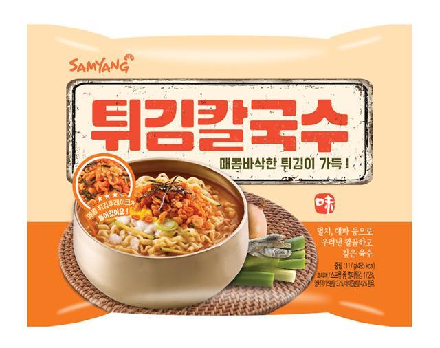 삼양식품은 신제품 ‘튀김칼국수’<사진>를 출시한다고 28일 밝혔다.
튀김칼국수는 최근 뉴트로 트렌드를 반영한 제품으로, 전통시장 대표 음식인 칼국수에 튀김고명을 얹어 차별화한 것이 특징이다.
멸치와 대파를 우려낸 깔끔하고 깊은 육수에 튀김을 고춧가루로 버무린 ‘매콤 튀김후레이크’를 넣어 칼칼한 맛을 더했다. 이와 함께 계란, 김, 깨 등의 후레이크를 풍성하게 추가하고 칼국수 면발을 떠올리는 넓적한 면을 적용해 전통시장에서 맛보던 칼국수와 같은 푸짐함을 느낄 수 있는 제품이다.
패키지는 1970~80년대를 연상시키는 서체를 적용한 복고풍 디자인으로 뉴트로 컨셉을 강조했다. 중장년층에게는 추억의 맛을 젊은층에게는 새로운 맛을 전해주며 어필할 수 있을 것으로 삼양식품은 기대했다. 가격은 1050원이며 용기면은 2월 중 출시된다.
삼양식품 관계자는 “튀김칼국수는 닭 국물의 손칼국수, 바지락칼국수에 이은 삼양식품의 세 번째 칼국수 제품”이라며 “라면 외에도 우동, 칼국수 등 다양한 카테고리의 제품을 출시해 내수시장 점유율 확대에 나설 계획”이라고 말했다.
이유정 기자/kula@heraldcorp.com