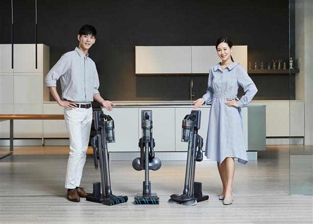 삼성전자 모델들이 무선 청소기 ‘삼성 제트’를 소개하고 있다. [제공=삼성전자]