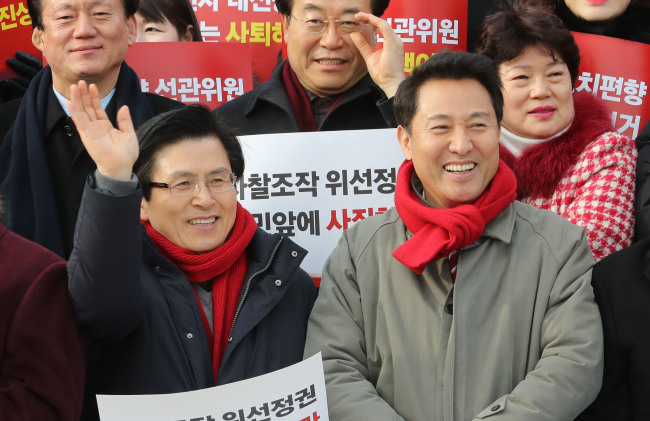 <YONHAP PHOTO-3019> 환호에 답하는 황교안과 오세훈 (서울=연합뉴스) 하사헌 기자 = 27일 오후 국회 본관 앞 계단에서 열린 자유한국당의 '좌파독재 저지 및 초권력형비리 규탄대회'에서 황교안 전 국무총리와 오세훈 전 서울시장이 참가자들의 환호에 답하고 있다. 2019.1.27 toadboy@yna.co.kr/2019-01-27 16:24:46/ <저작권자 ⓒ 1980-2019 ㈜연합뉴스. 무단 전재 재배포 금지.>
<YONHAP PHOTO-3019> 환호에 답하는 황교안과 오세훈 (서울=연합뉴스) 하사헌 기자 = 27일 오후 국회 본관 앞 계단에서 열린 자유한국당의 '좌파독재 저지 및 초권력형비리 규탄대회'에서 황교안 전 국무총리와 오세훈 전 서울시장이 참가자들의 환호에 답하고 있다. 2019.1.27 toadboy@yna.co.kr/2019-01-27 16:24:46/ <저작권자 ⓒ 1980-2019 ㈜연합뉴스. 무단 전재 재배포 금지.>