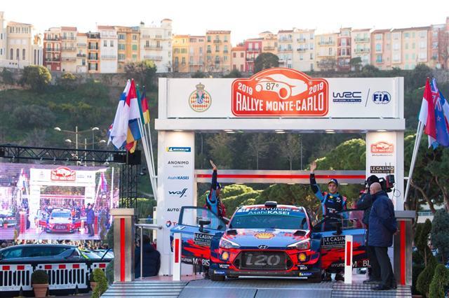2019 WRC 시즌 첫 대회인 몬테카를로 랠리에서 2위를 차지한 티에리 누빌(오른쪽)선수와 보조(Co)드라이버 니콜라스 질술이 포디움에 올라 기념촬영을 하고 있다.