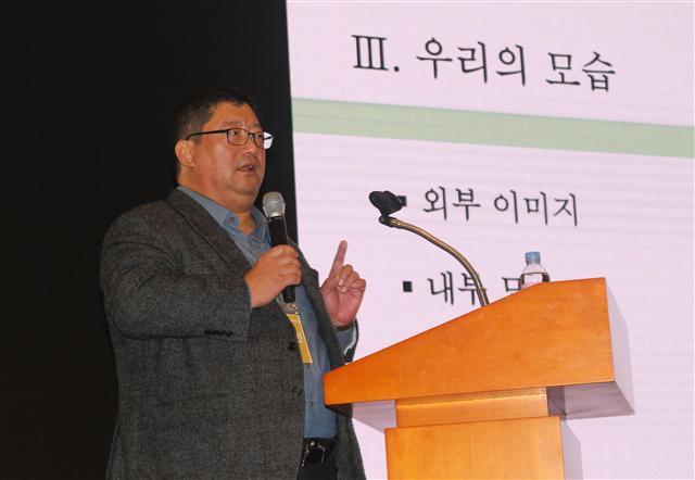 지난 25~26일 양일간 강원도 원주시 오크밸리에서 열린 태광그룹 임원 워크숍에서 임수빈 정도경영위원장이 강연을 진행하고 있다.  [제공=태광그룹]
