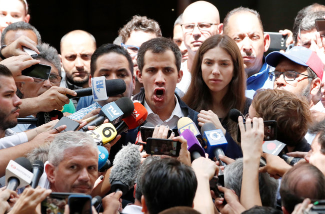<YONHAP PHOTO-1254> Venezuelan opposition leader and self-proclaimed interim president Juan Guaido accompanied by his wife Fabiana Rosales, speaks to the media after a holy mass in Caracas, Venezuela, January 27, 2019. REUTERS/Carlos Garcia Rawlins/2019-01-28 05:45:11/ <저작권자 ⓒ 1980-2019 ㈜연합뉴스. 무단 전재 재배포 금지.>
<YONHAP PHOTO-1254> Venezuelan opposition leader and self-proclaimed interim president Juan Guaido accompanied by his wife Fabiana Rosales, speaks to the media after a holy mass in Caracas, Venezuela, January 27, 2019. REUTERS/Carlos Garcia Rawlins/2019-01-28 05:45:11/ <저작권자 ⓒ 1980-2019 ㈜연합뉴스. 무단 전재 재배포 금지.>
