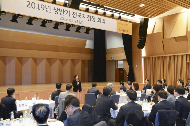 지난 25일 여의도 KB증권 본사에서 열린 ‘2019년 전국 지점장 회의’에서 박정림 KB증권 사장이 인사말을 하고 있다.
지난 25일 여의도 KB증권 본사에서 열린 ‘2019년 전국 지점장 회의’에서 박정림 KB증권 사장이 인사말을 하고 있다.