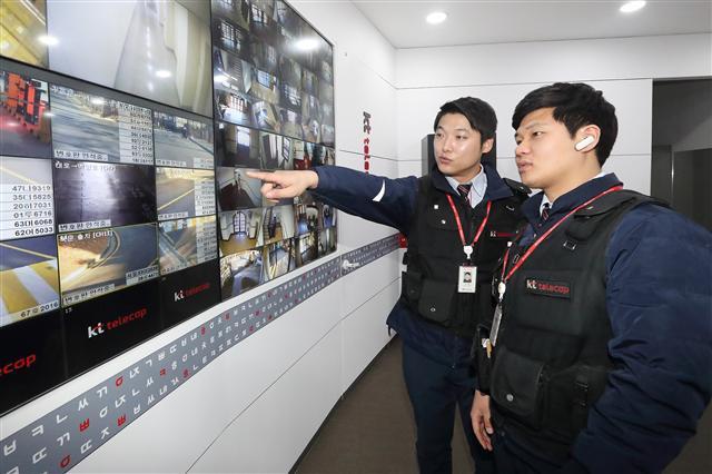 KT텔레캅 출동대원이 설 연휴를 대비해 통합관제센터에서 CCTV 등 보안장비의 작동상태를 점검하고 있다.
[제공=KT텔레캅]