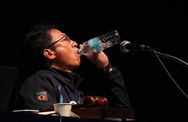 ‘목이 탄다’ 김명환 민주노총 위원장이 28일 정기 대의원대회에서 경사노위 참여 안건 처리에 진통을 겪자 목이 타는 듯 물을 마시고 있다.  [연합뉴스]