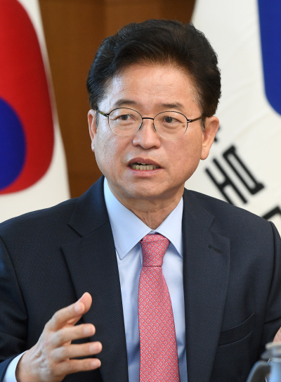 이철우 경북지사는 29일 헤럴드경제와의 신년 인터뷰에서 “올해는 대구공항 통합이전, 한뿌리인 대구와의 협력사업 등이 가시적인 성과를 낼 수 있도록 도정을 집중하겠다”고 밝혔다. [사진제공=경북도]