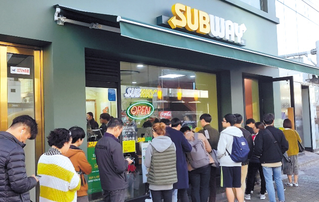 써브웨이가 간편하면서도 건강한 한끼를 선호하는 1인가구 등을 중심으로 국내에서 인기를 끌며 연 평균 60여개씩 매장을 늘려가고 있다. 사진은 지난해 11월2일 월드샌드위치데이 행사 당시 서울 동대문역사문화공원역점 앞에 줄선 소비자 모습.   [제공=써브웨이]