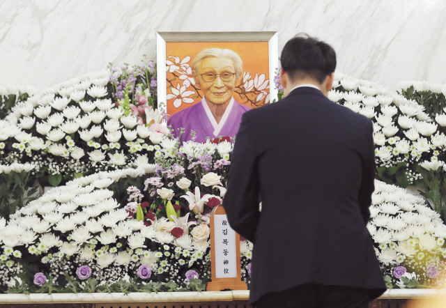 29일 서울 세브란스 병원 장례식장 특1호실에 일본군 위안부 피해자 김복동 할머니의 빈소가 마련되어 있다.  [연합뉴스]