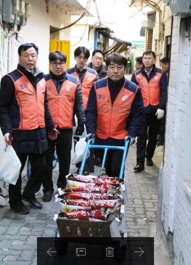 사랑의 쌀이 담긴 수레를 운반하는 홍원의 사장 [사진제공=한전산업개발]