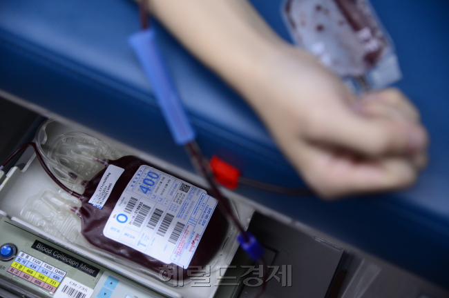 29일 오전 서울 종로구 라이나 생명 본사에서 암 환우를 돕기 위해 혈액 기부 독려를 위한 ‘사랑 잇는 헌혈 캠페인’을 실시하고 있다. 한 직원이 밝은 표정으로 헌혈을 하고 있다. [박해묵 기자/mook@heraldcorp.com]