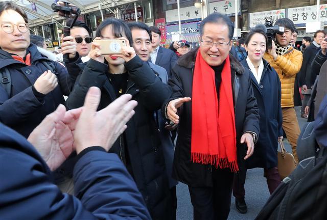 홍준표 자유한국당 전 대표가 최근 대구 서문시장을 찾아 지지자와 인사를 하고 있다.  [연합뉴스]