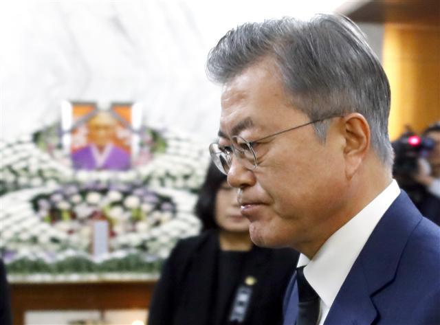 문재인 대통령이 29일 오후 서울 서대문구 세브란스 병원 장례식장 특실에 마련된 일본군 위안부 피해자 고(故) 김복동 할머니 빈소를 찾아 조문한 뒤 옆방으로 이동하고 있다.   [연합뉴스]