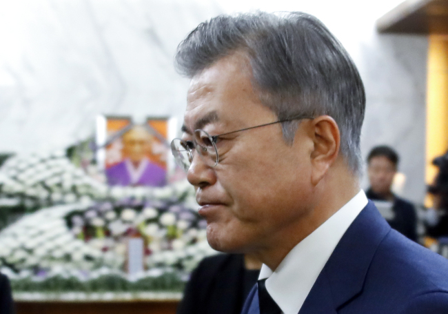 <YONHAP PHOTO-3470> 김복동 할머니 영정 앞 굳은 표정의 문 대통령 (서울=연합뉴스) 배재만 기자 = 문재인 대통령이 29일 오후 서울 서대문구 세브란스 병원 장례식장 특실에 마련된 일본군 위안부 피해자 고 김복동 할머니 빈소를 찾아 조문한 뒤 옆방으로 이동하고 있다. 2019.1.29 scoop@yna.co.kr/2019-01-29 16:37:44/ <저작권자 ⓒ 1980-2019 ㈜연합뉴스. 무단 전재 재배포 금지.>
<YONHAP PHOTO-3470> 김복동 할머니 영정 앞 굳은 표정의 문 대통령 (서울=연합뉴스) 배재만 기자 = 문재인 대통령이 29일 오후 서울 서대문구 세브란스 병원 장례식장 특실에 마련된 일본군 위안부 피해자 고 김복동 할머니 빈소를 찾아 조문한 뒤 옆방으로 이동하고 있다. 2019.1.29 scoop@yna.co.kr/2019-01-29 16:37:44/ <저작권자 ⓒ 1980-2019 ㈜연합뉴스. 무단 전재 재배포 금지.>