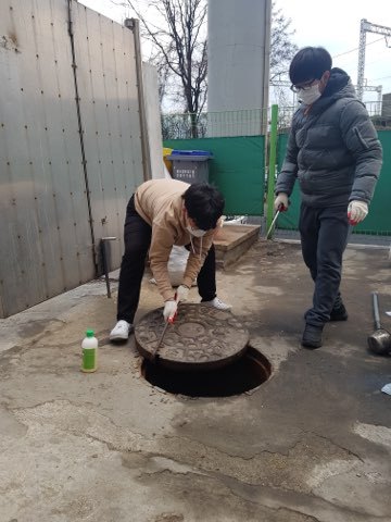 기동방역반 대원들이 모기의 주요 이동 통로인 정화조에서 방제 활동을 하고 있다. [사진제공=노원구]