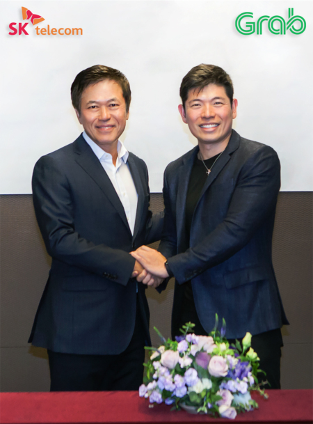 SK텔레콤 박정호 사장(왼쪽)과 앤서니 탄 그랩 CEO가 30일 서울 중구 을지로에 위치한 SK텔레콤 본사에서 ‘맵&내비게이션’ 관련 사업 추진을 위한 JV ‘그랩 지오 홀딩스’ 설립 협약을 맺고있다. [사진=SK텔레콤]