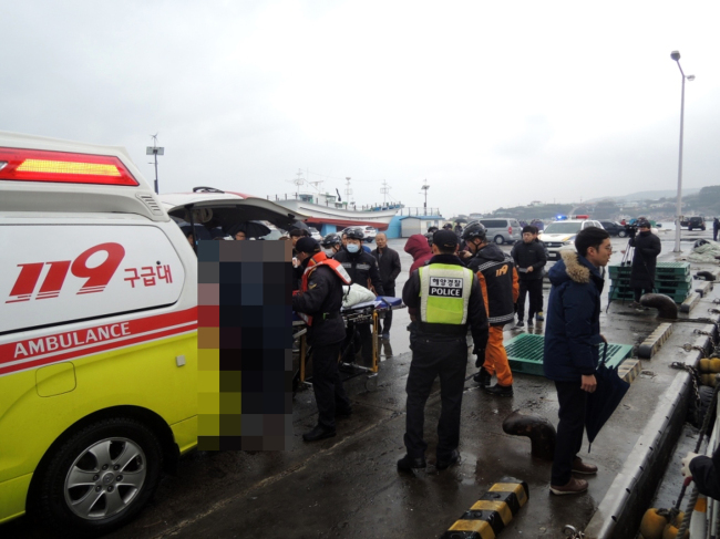 <YONHAP PHOTO-2505> 어선 사고 생존자 이송 (포항=연합뉴스) 12일 경북 포항 앞바다에서 어선 1척에 불이 나 출동한 해경과 119대원이 생존 선원을 병원으로 이송하고 있다. 2019.1.12 [포항해양경찰서 제공] sds123@yna.co.kr/2019-01-12 20:43:49/ <저작권자 ⓒ 1980-2019 ㈜연합뉴스. 무단 전재 재배포 금지.>
<YONHAP PHOTO-2505> 어선 사고 생존자 이송 (포항=연합뉴스) 12일 경북 포항 앞바다에서 어선 1척에 불이 나 출동한 해경과 119대원이 생존 선원을 병원으로 이송하고 있다. 2019.1.12 [포항해양경찰서 제공] sds123@yna.co.kr/2019-01-12 20:43:49/ <저작권자 ⓒ 1980-2019 ㈜연합뉴스. 무단 전재 재배포 금지.>