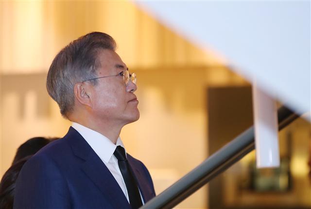 문재인 대통령 최측근 김경수 도지사의 구속으로 청와대는 무거운 침묵에 휩싸였다. 정신적 충격도 문제지만 대선 댓글 조작혐의 유죄로 야권의 정통성 공세가 이어질 것으로 보인다.  [연합]
