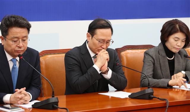 국회에서 31일 열린 더불어민주당 정책조정회의에 홍영표 원내대표(가운데) 등 참석자들이 굳은 표정으로 참석해 있다.  [연합]