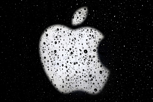 <YONHAP PHOTO-1623> FILE- In this Dec. 26, 2018, file photo an Apple logo is seen in raindrops on a window outside an Apple Store at the Country Club Plaza shopping district in Kansas City, Mo. Apple is reducing the size of its workforce assigned to driverless car technology as the company reorganizes amid weakening sales of iPhones, its biggest moneymaker. The company acknowledged the cutbacks in a Thursday, Jan. 24, 2019, statement, without specifying the number of jobs affected. CNBC reported that more than 200 employees were dismissed from Apple’s self-driving car division, known internally as “Project Titan.” (AP Photo/Charlie Riedel, File)/2019-01-25 06:19:59/ <저작권자 ⓒ 1980-2019 ㈜연합뉴스. 무단 전재 재배포 금지.>
<YONHAP PHOTO-1623> FILE- In this Dec. 26, 2018, file photo an Apple logo is seen in raindrops on a window outside an Apple Store at the Country Club Plaza shopping district in Kansas City, Mo. Apple is reducing the size of its workforce assigned to driverless car technology as the company reorganizes amid weakening sales of iPhones, its biggest moneymaker. The company acknowledged the cutbacks in a Thursday, Jan. 24, 2019, statement, without specifying the number of jobs affected. CNBC reported that more than 200 employees were dismissed from Apple’s self-driving car division, known internally as “Project Titan.” (AP Photo/Charlie Riedel, File)/2019-01-25 06:19:59/ <저작권자 ⓒ 1980-2019 ㈜연합뉴스. 무단 전재 재배포 금지.>