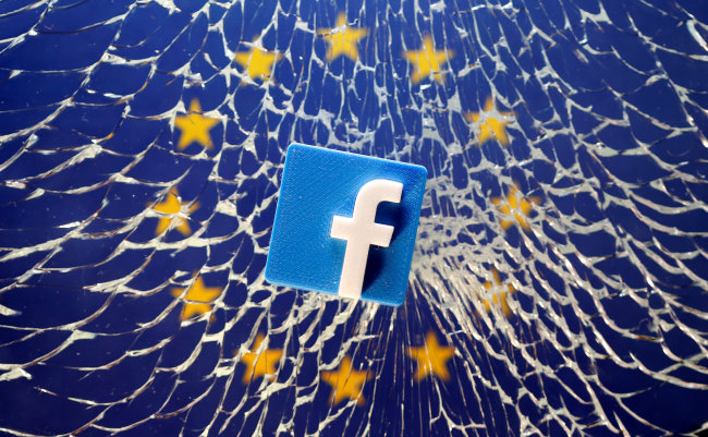 <YONHAP PHOTO-0742> A 3D printed Facebook logo is placed on broken glass above a printed EU flag in this illustration taken January 28, 2019. REUTERS/Dado Ruvic/Illustration/2019-01-29 05:52:17/ <저작권자 ⓒ 1980-2019 ㈜연합뉴스. 무단 전재 재배포 금지.>
<YONHAP PHOTO-0742> A 3D printed Facebook logo is placed on broken glass above a printed EU flag in this illustration taken January 28, 2019. REUTERS/Dado Ruvic/Illustration/2019-01-29 05:52:17/ <저작권자 ⓒ 1980-2019 ㈜연합뉴스. 무단 전재 재배포 금지.>