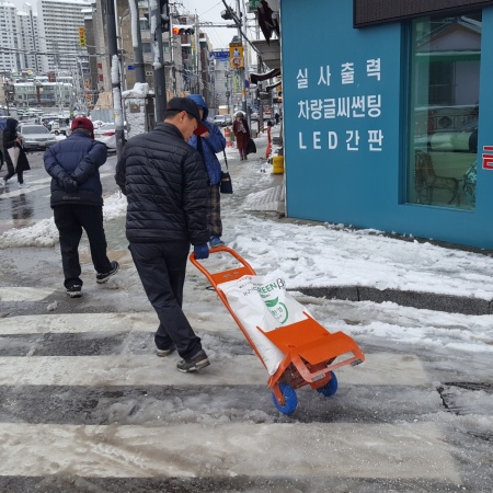 손수레 처럼 끌고 다니는 자동 소형 살포기. [노원구 제공]