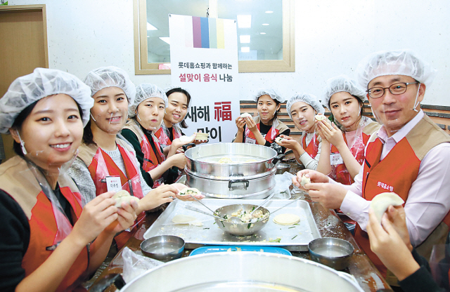 영등포구청 희망수라간에서 롯데홈쇼핑 샤롯데봉사단과 신입사원들이 ‘설 명절 음식 나눔’ 봉사활동을 진행하고 떡국, 전 등 설 음식을 조리하고 있다.  [제공=롯데홈쇼핑]