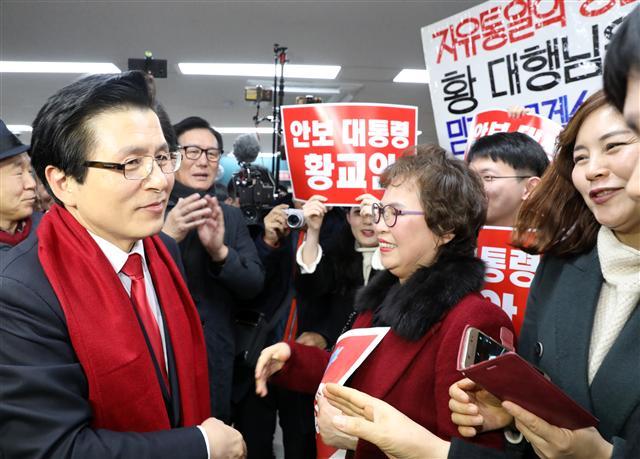 황교안 전 국무총리가 지난달 29일 자유한국당 중앙당사에서 당 대표 출마를 선언 후 지지자들과 인사하고 있다.  [연합]