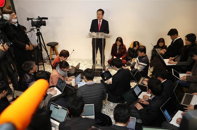 황교안 전 국무총리가 지난달 29일 자유한국당 중앙당사에서 당 대표 출마를 선언 후 지지자들과 인사하고 있다.  [연합]