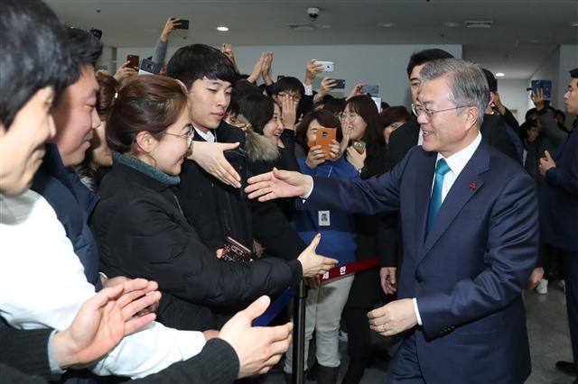 문재인 대통령이 31일 오후 광주광역시 서구 광주시청에서 열린 ‘광주형 일자리’ 투자 협약식에서 악수하고 있다.  [연합]
