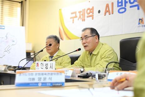 이개호 장관이 지난 31일 구제역이 잇따라 발생한 안성지역을 찾아 현장점검회의를 하고 있다.  [농림축산식품부 제공]