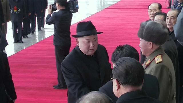 지난달 11일 중국 방문을 마치고 평양으로 돌아온 김정은 국무위원장.  댓글조작 사건으로 1심에서 유죄 판결을 받은 김경수 경남도지사가 법정 구속 후 구치소로 이동하는 모습.  자유한국당 당 대표 경선에 나선 황교안 전 총리.  설 명절을 앞둔 재래시장의 모습.(왼쪽부터)   [연합]