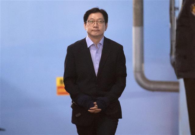 지난달 11일 중국 방문을 마치고 평양으로 돌아온 김정은 국무위원장.  댓글조작 사건으로 1심에서 유죄 판결을 받은 김경수 경남도지사가 법정 구속 후 구치소로 이동하는 모습.  자유한국당 당 대표 경선에 나선 황교안 전 총리.  설 명절을 앞둔 재래시장의 모습.(왼쪽부터)   [연합]