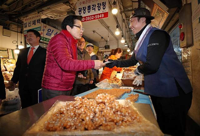 지난달 11일 중국 방문을 마치고 평양으로 돌아온 김정은 국무위원장.  댓글조작 사건으로 1심에서 유죄 판결을 받은 김경수 경남도지사가 법정 구속 후 구치소로 이동하는 모습.  자유한국당 당 대표 경선에 나선 황교안 전 총리.  설 명절을 앞둔 재래시장의 모습.(왼쪽부터)   [연합]