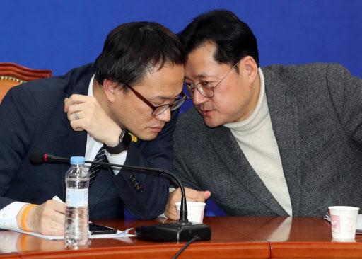 더불어민주당 사법농단세력 및 적폐청산 대책위원회 박주민 위원장(왼쪽)과 홍익표 의원.  [연합]
