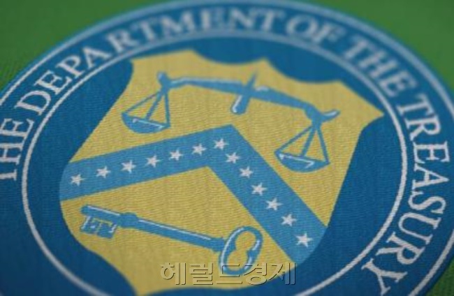 미국 재무부 해외자산통제실(OFAC)은 지난달 31일 북한 재료를 사용한 인조 속눈썹을 중국을 통해 수입한 자국 기업에 100만달러의 벌금을 부과하며 북미대화 기류 속에서도 대북제재ㆍ압박을 지속하겠다는 의지를 분명히 했다. 미 재무부 앰블럼, [헤럴드경제DB]
