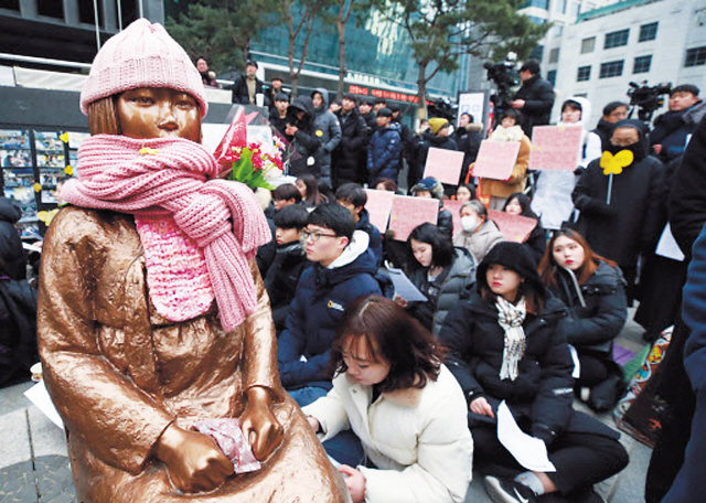 “아우슈비츠 폭동을 목격한 생존자의 증언은 사실과 부합되기 때문이 아니라 오히려 어긋나기 때문에 더 진정성이 있다는 것이다. ‘사실’과 ‘진실’이 일치하지 않는 이 재현의 역설은 증언과 문서 자료의 역사적 진정성에 관해 많은 시사점을 던져준다.”(‘기억전쟁’에서)