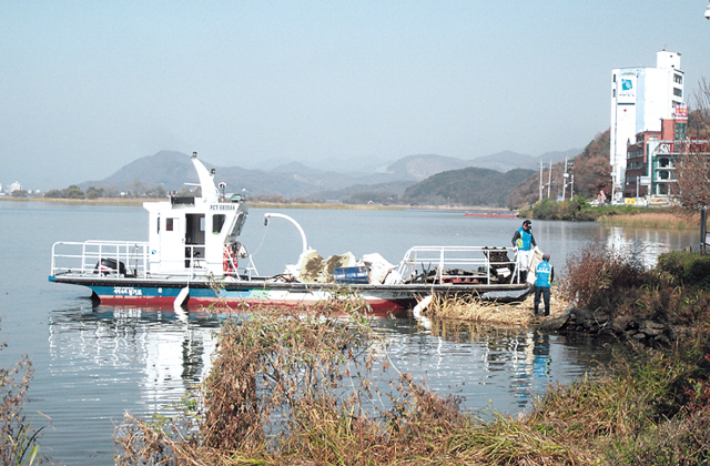 수도권 주민들의 식수원으로 쓰이는 팔당 상수원 주변 규제를 합리적으로 개선해야 한다는 목소리가 크다.  경기도수자원본부가 ‘팔당상수원 환경정비’ 방안으로 수변 쓰레기와 고사된 수초 등을 제거하고 있다.  [경기도 제공]