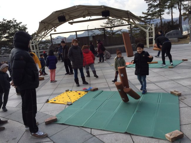 남산공원에서 윷놀이를 즐기는 모습. [서울시 제공]