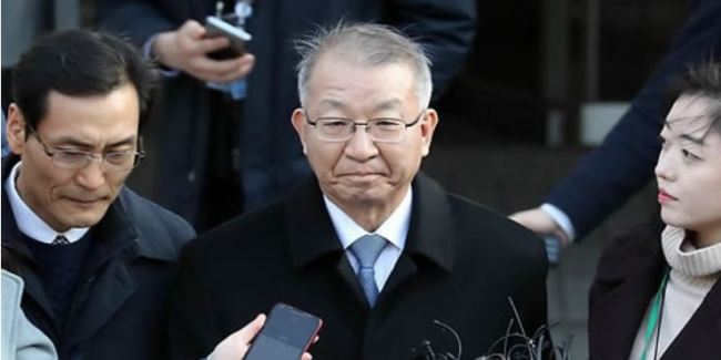 Former Supreme Court Chief Justice Yang Sung-tae is surrounded by reporters as he walks out of a Seoul courthouse after attending a hearing held to decide on his arrest on Jan. 23, 2019, in this file photo. (Yonhap)