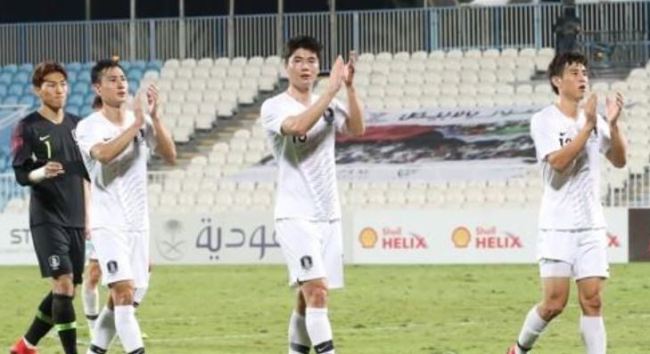 This file photo taken Dec. 31, 2018, shows South Korea’s Ki Sung-yueng (center) and Koo Ja-cheol (right) clapping the fans after an international friendly match against Saudi Arabia at Baniyas Stadium in Abu Dhabi, the United Arab Emirates. (Yonhap)