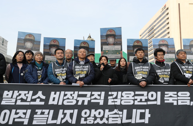 Deceased Kim Yong-gyun's mother (center) speaks out about the dangerous working conditions of subcontracted workers earlier this week at Gwanghwamun Square, northern Seoul. (Yonhap)
