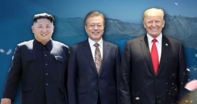 This composite image shows South Korean President Moon Jae-in (C) standing in between North Korean leader Kim Jong-un (L) and US President Donald Trump. (Yonhap)