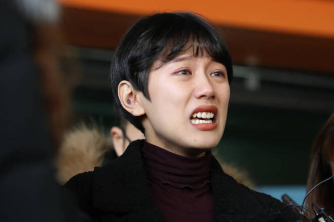 선고 공판장을 나서는 양예원씨.[연합]
선고 공판장을 나서는 양예원씨.[연합]