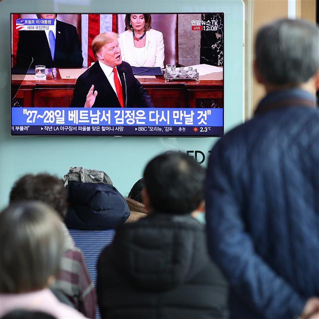 서울 중구 서울역 대합실에서 지난 6일 열차 이용객 등이 오는 27~28일 베트남에서 제2차 북미정상회담이 열린다는 내용의 도널드 트럼프 미국 대통령의 신년 국정연설 방송을 지켜보고 있다.   [연합]