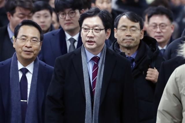 ‘드루킹’ 댓글 조작 공모 혐의를 받는 김경수 경남지사가 최근 서초구 서울중앙지법에서 열린 선고공판에 출석하고 있다.   [연합]
