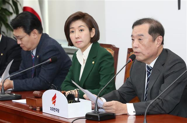 더불어민주당 홍영표(왼쪽) 원내대표가 7일 오전 국회에서 열린 정책조정회의에서 발언하고 있다.  [연합]