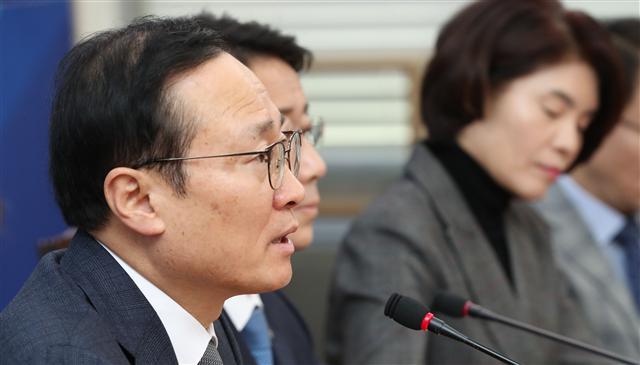 더불어민주당 홍영표(왼쪽) 원내대표가 7일 오전 국회에서 열린 정책조정회의에서 발언하고 있다.  [연합]