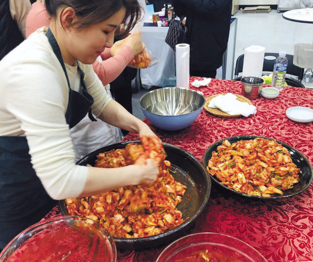 장윤정 나베 에스앤에프 대표가 심영순 비건 김치를 만들고 있다(맨위).
심영순 비건 김치는 젓갈은 물론 어떤 동물성 식재료도 들어가지 않고 젓갈을 넣지 않아 일반 김치보다 깔끔하고 깨끗하며 시원한 맛을 낸다. 비건 김치를 생산하는 하늘내린김치는 최근 한국비건인증원으로부터 비건 인증을 받았다.